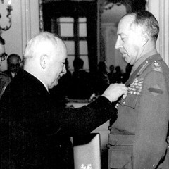 Vyznamenání kanadského generála H.D.G. Creara československými státními vyznamenáními z rukou prezidenta Beneše, vlevo přednosta Vojenské kanceláře armádní generál Hasal 