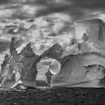 Ledovec ležící mezi ostrovem Bristol a Bellingshausen. Jižní Sandwichovy ostrovy. 2009.