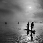 V oblasti horního toku řeky Xingu v brazilském státě Mato Grosso skupina domorodců kmene Waura rybaří na jezeře Piulaga nedaleko své vesnice. Povodí horního toku řeky Xingu je domovinou etnicky různorodé populace. Brazílie 2005.