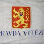 Vlajka s nápisem Pravda vítězí vztyčená 28. října 1940 v čs. výcvikovém táboře v Jerichu. Foto: Vojenský historický ústav