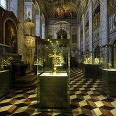 V kapli sv. Kříže je soustředěno na 140 předmětů nesmírné historické a umělecké hodnoty.