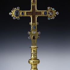 Nejvzácnějším předmětem Svatovítského pokladu je zlatý relikviářový kříž z doby Karla IV., zvaný též kříž korunovační.