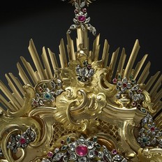 Náročně zdobená je barokní zlatá monstrance se sedmi sty drahými kameny (zde detail horní části).
