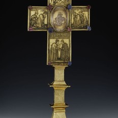 Kříž s ostatkem Kristovy bederní roušky je nápadný svými širokými rameny a rytinami zalitými černou masou. 