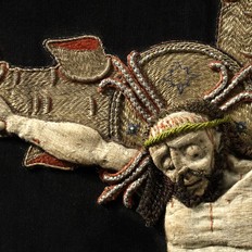 Součástí expozice jsou i ukázky historického textilu; zde reliéfní výšivka Ukřižování na zlaceném lněném plátně z doby po roce 1500.