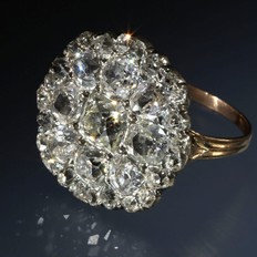 Prsten kanovníka Václava Pešiny je sice vyroben ze zlata menší ryzosti, zato cele osázen diamanty.