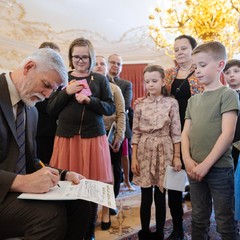 Prezidentský pár přivítal děti na Pražském hradě