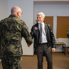 Prezident republiky se spojil s jednotkami zahraničních misí Armády ČR 