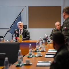 Prezident republiky se spojil s jednotkami zahraničních misí Armády ČR 