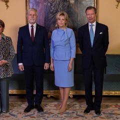 Společná fotografie v hale v prvním patře před portrétem Kateřiny II., státní návštěva Lucemburského velkovévodství, Lucembursko, 29.2. 2024, foto: Zuzana Bönisch 