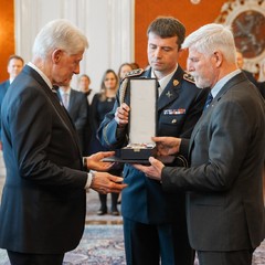 Prezident republiky udělil Billu Clintonovi řád T.G.M. I. třídy