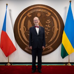 Bývalý velvyslanec a poradce prezidenta republiky Karel Kovanda během oficiální návštěvy prezidenta republiky Petra Pavla ve Rwandské republice, 6.4.2024, foto: Zuzana Bönisch