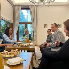 Manželka prezidenta republiky se setkala se zástupci potravinové, nábytkové a oděvní banky
