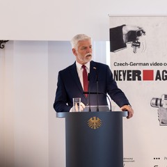 Prezident republiky společně se Steinmeierem v Berlíně ocenili česko-německé studenty