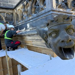 Restaurátorky čistí spáry mezi kvádry pískovce