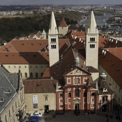 Bazilika sv. Jiří: celkový pohled - Bazilika pochází z počátku 10. století a je druhým nejstarším kostelem na Pražském hradě. Jde o jedinečnou románskou památku s hroby některých přemyslovských knížat, dávných vládců Čech.