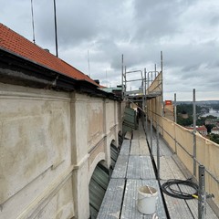 Na bývalém Ústavu šlechtičen restaurátoři navrací omítce původní odstín